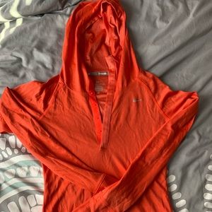 Nike women’s running mid layer top